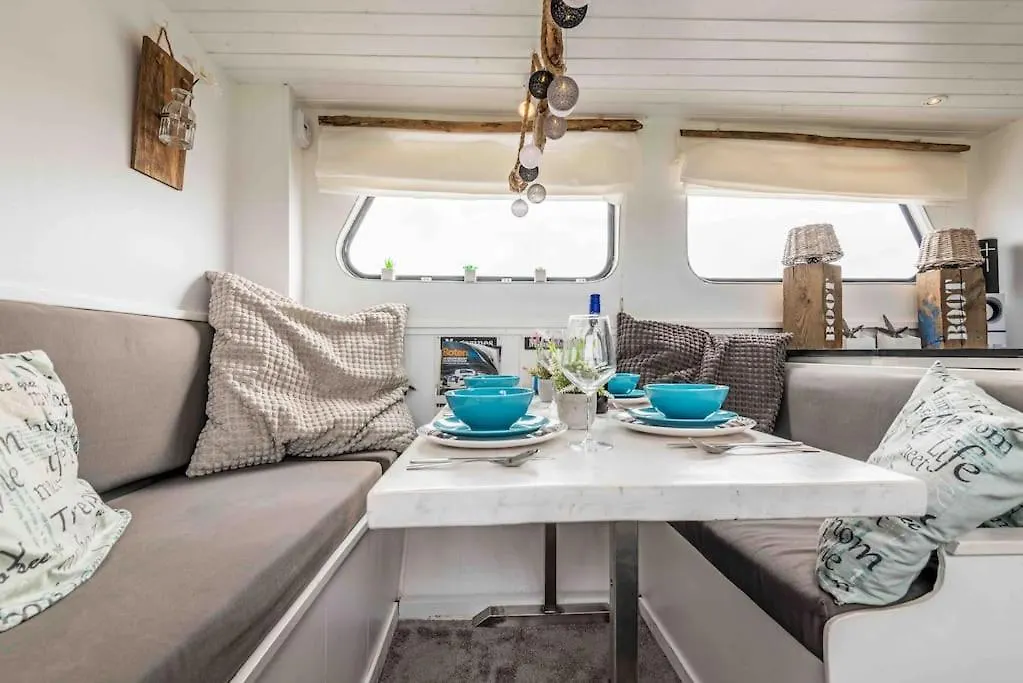 Classic Boat 4-6P Boco Living Rotterdam Marina Apartment