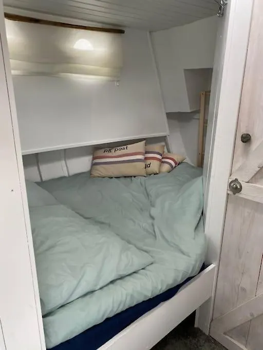 Classic Boat 4-6P Boco Living Rotterdam Marina Apartment