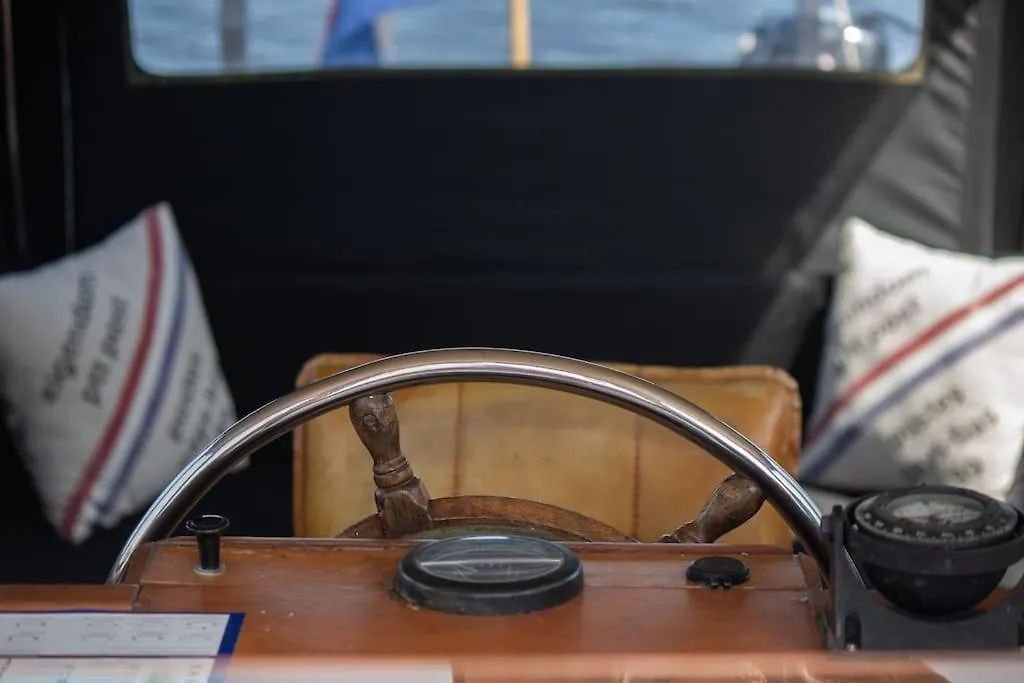 Classic Boat 4-6P Boco Living Rotterdam Marina Apartment