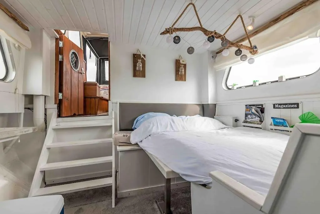 Classic Boat 4-6P Boco Living Rotterdam Marina Apartment 0*,