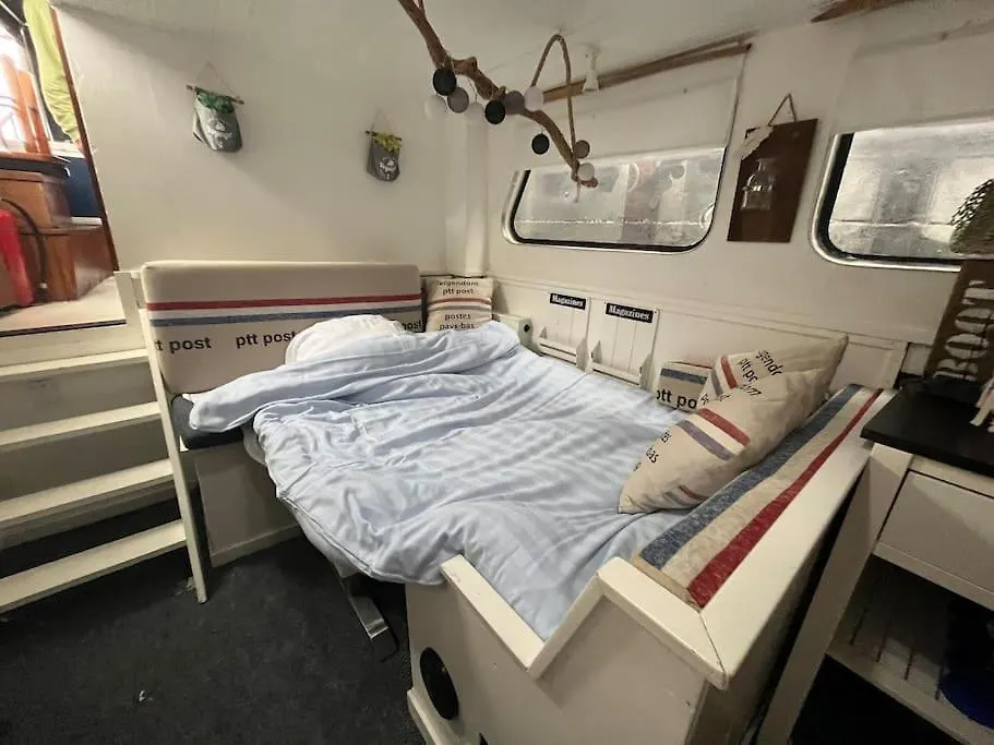 Classic Boat 4-6P Boco Living Rotterdam Marina Apartment