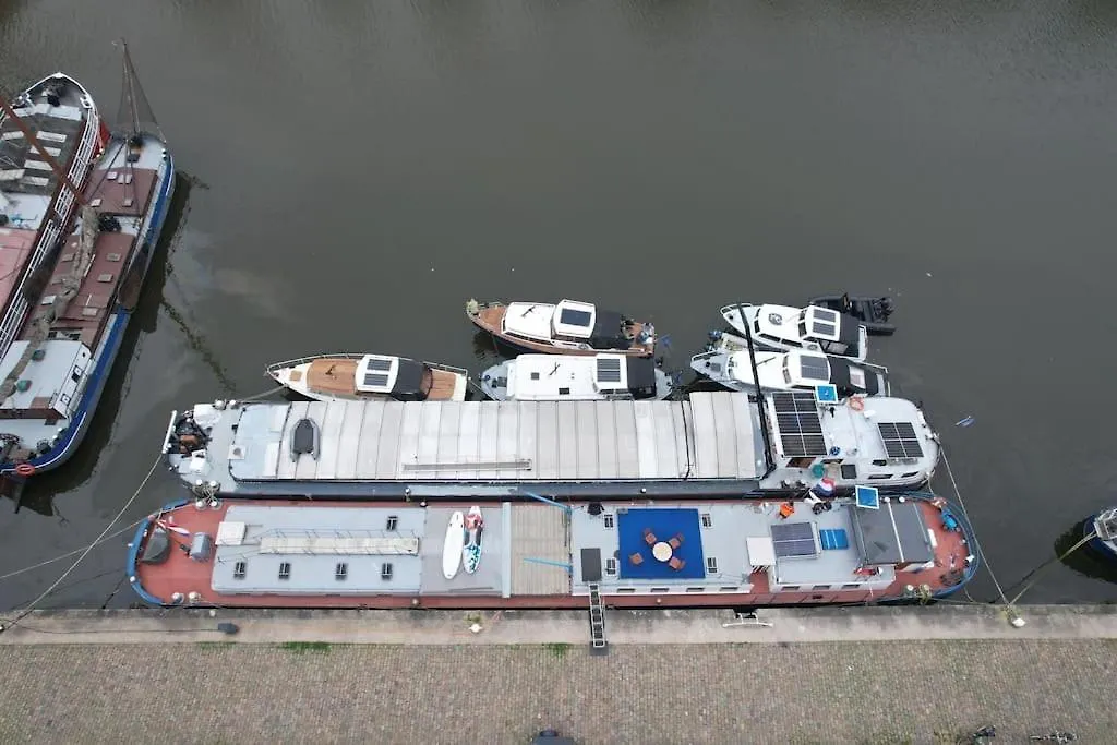 Classic Boat 4-6P Boco Living Rotterdam Marina Apartment Netherlands