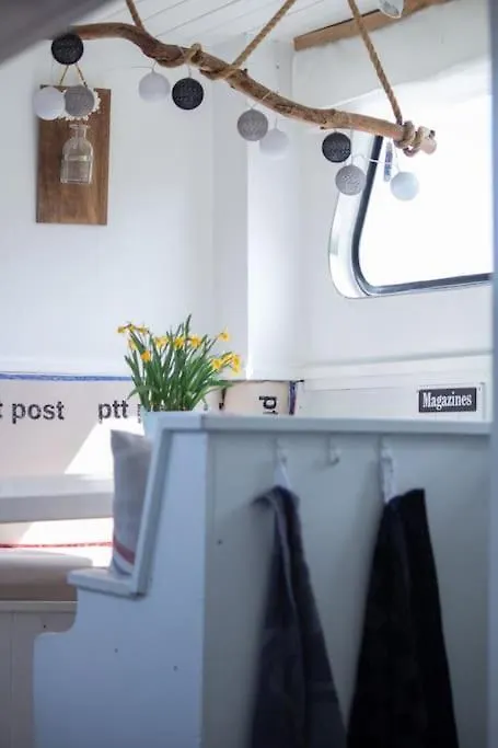 Classic Boat 4-6P Boco Living Rotterdam Marina Apartment