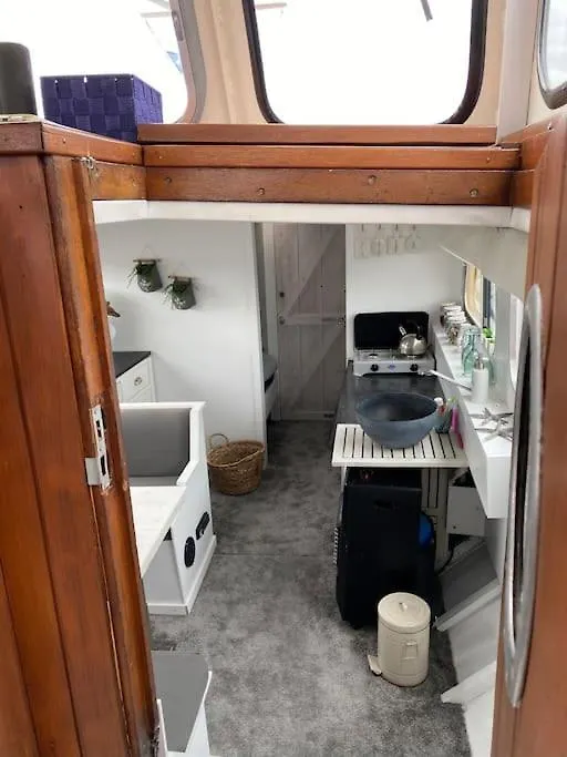 Classic Boat 4-6P Boco Living Rotterdam Marina Apartment Netherlands