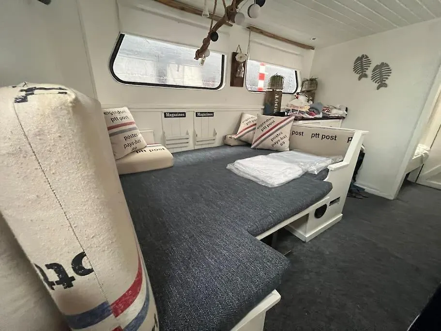 Classic Boat 4-6P Boco Living Rotterdam Marina Apartment