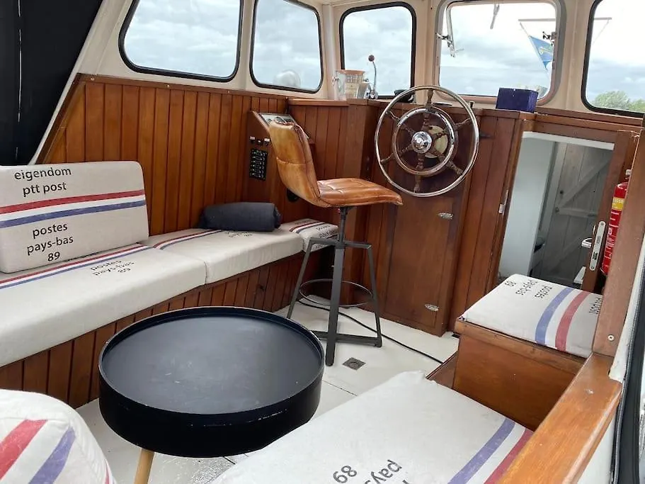 Classic Boat 4-6P Boco Living Rotterdam Marina Apartment Netherlands