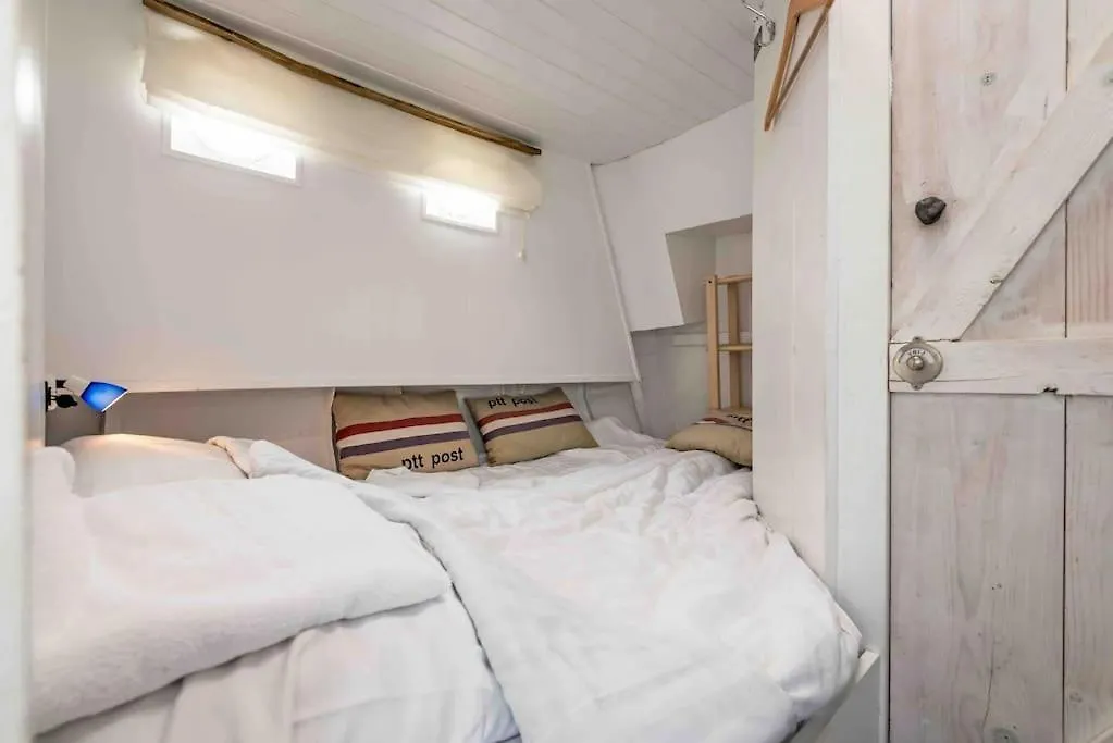 Classic Boat 4-6P Boco Living Rotterdam Marina Apartment
