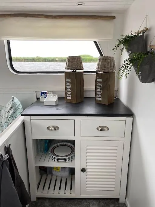 Classic Boat 4-6P Boco Living Rotterdam Marina Apartment 0*,