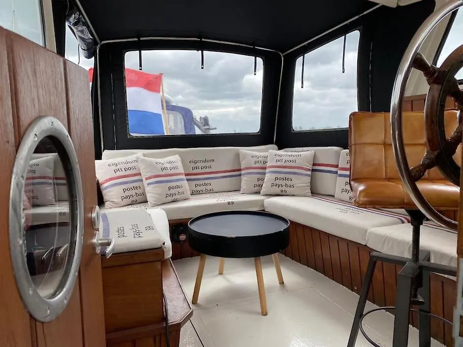 Classic Boat 4-6P Boco Living Rotterdam Marina Apartment Netherlands