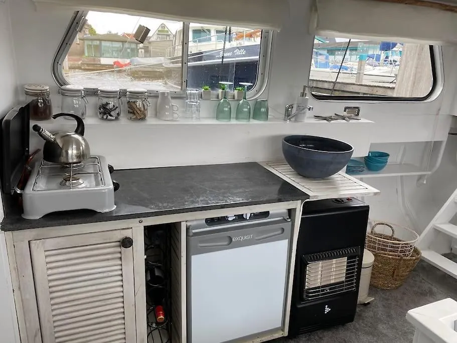 Classic Boat 4-6P Boco Living Rotterdam Marina Apartment 0*,  Netherlands