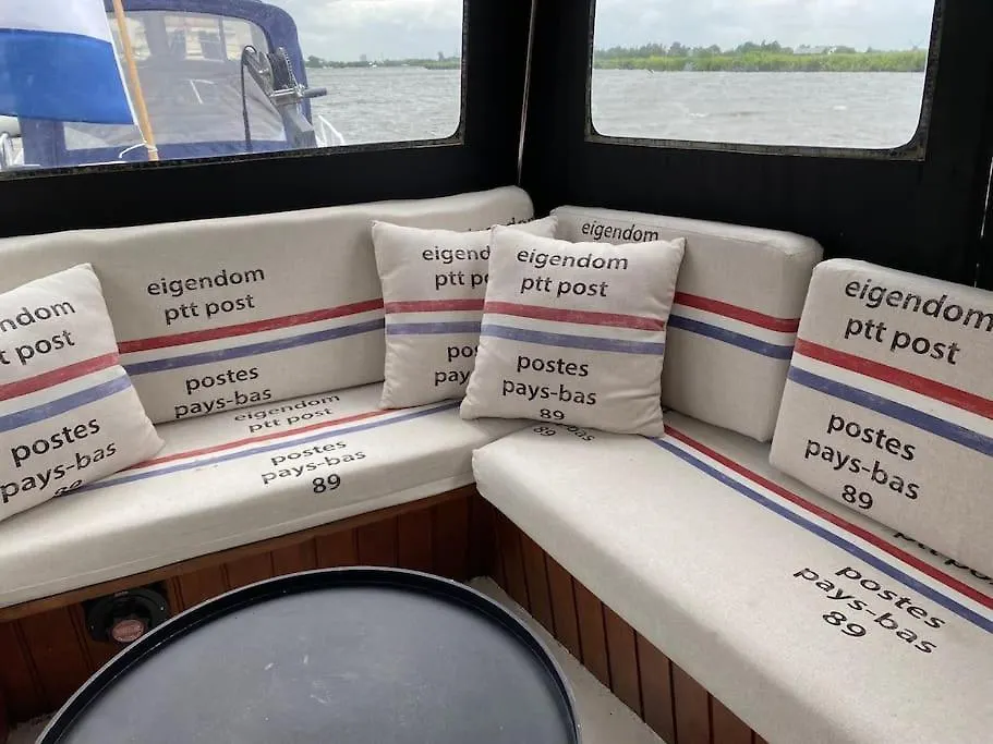 Classic Boat 4-6P Boco Living Rotterdam Marina Apartment Netherlands