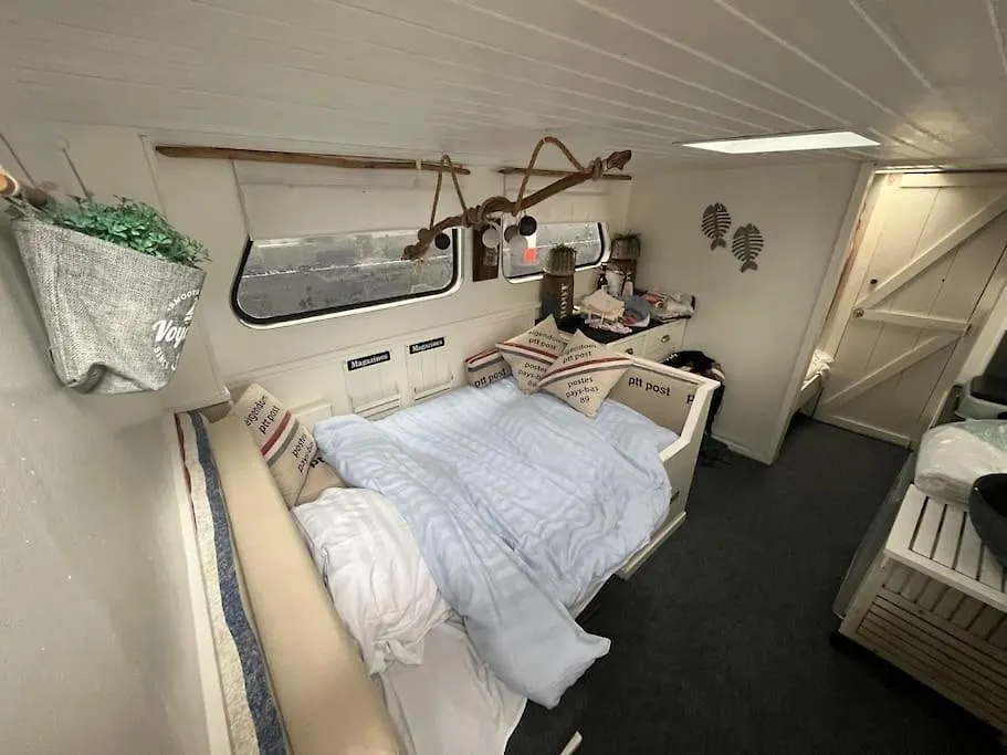 Classic Boat 4-6P Boco Living Rotterdam Marina Apartment