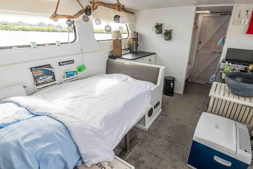 Classic Boat 4-6P Boco Living Rotterdam Marina Apartment