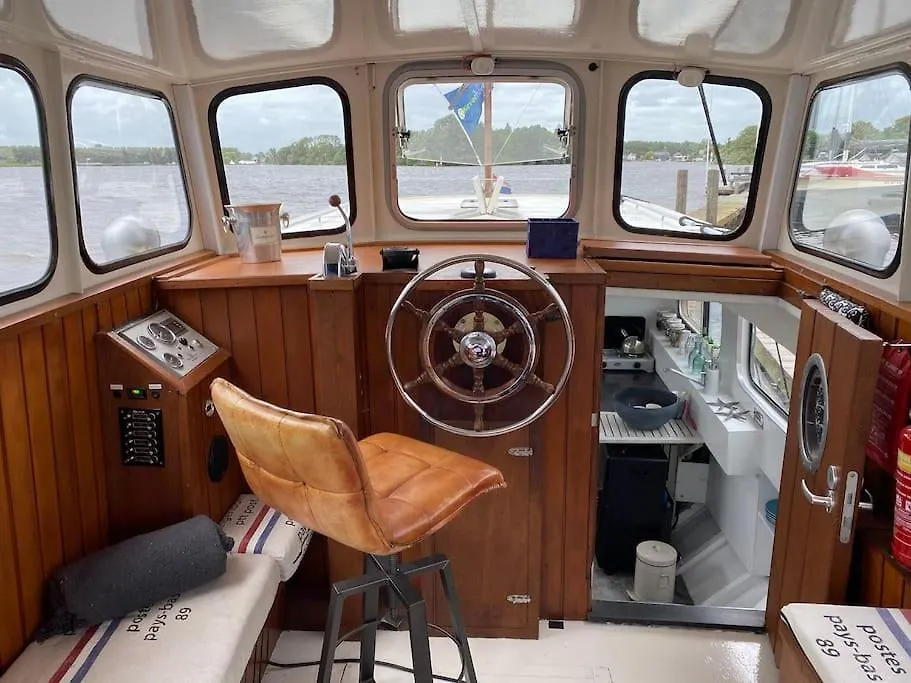 Classic Boat 4-6P Boco Living Rotterdam Marina Apartment