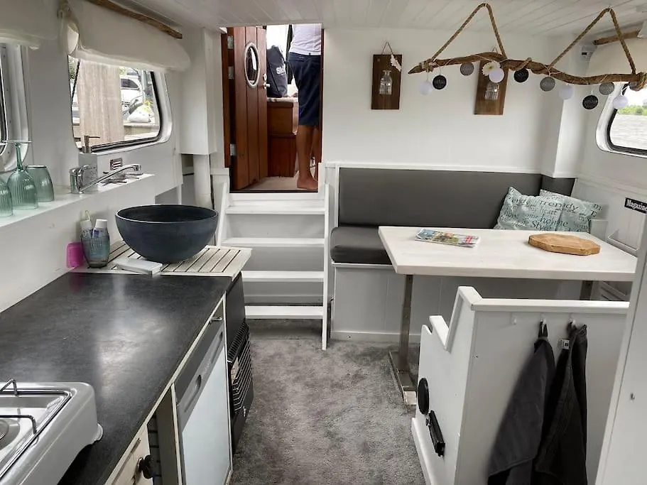 Classic Boat 4-6P Boco Living Rotterdam Marina Apartment