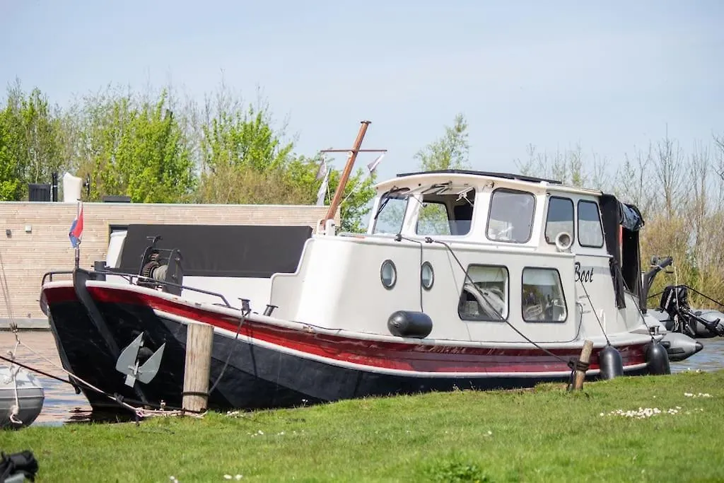 Classic Boat 4-6P Boco Living Rotterdam Marina Apartment