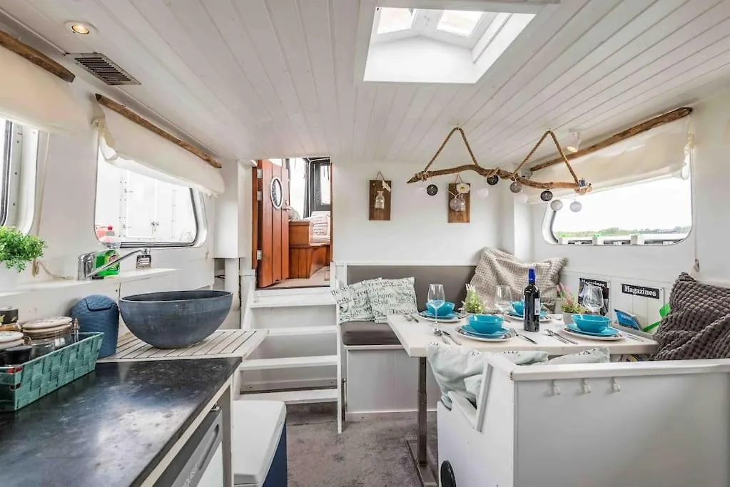 Classic Boat 4-6P Boco Living Rotterdam Marina Apartment